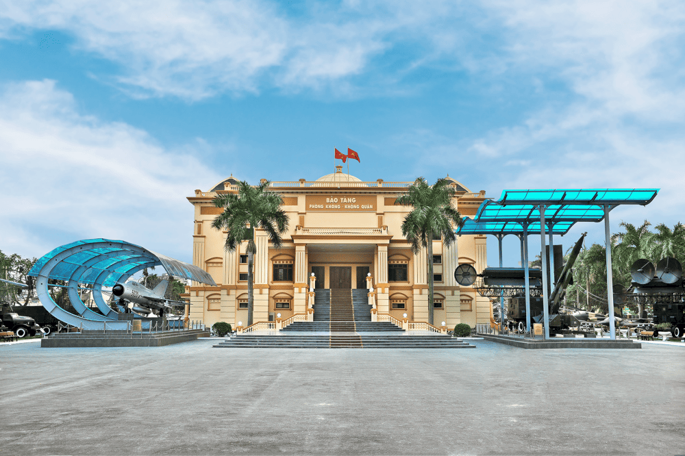 Front view of the Vietnam Air Defense &ndash; Air Force Museum, showcasing historic aircraft and military equipment on display (Source: Fanpage Bảo t&agrave;ng Ph&ograve;ng kh&ocirc;ng - Kh&ocirc;ng qu&acirc;n)